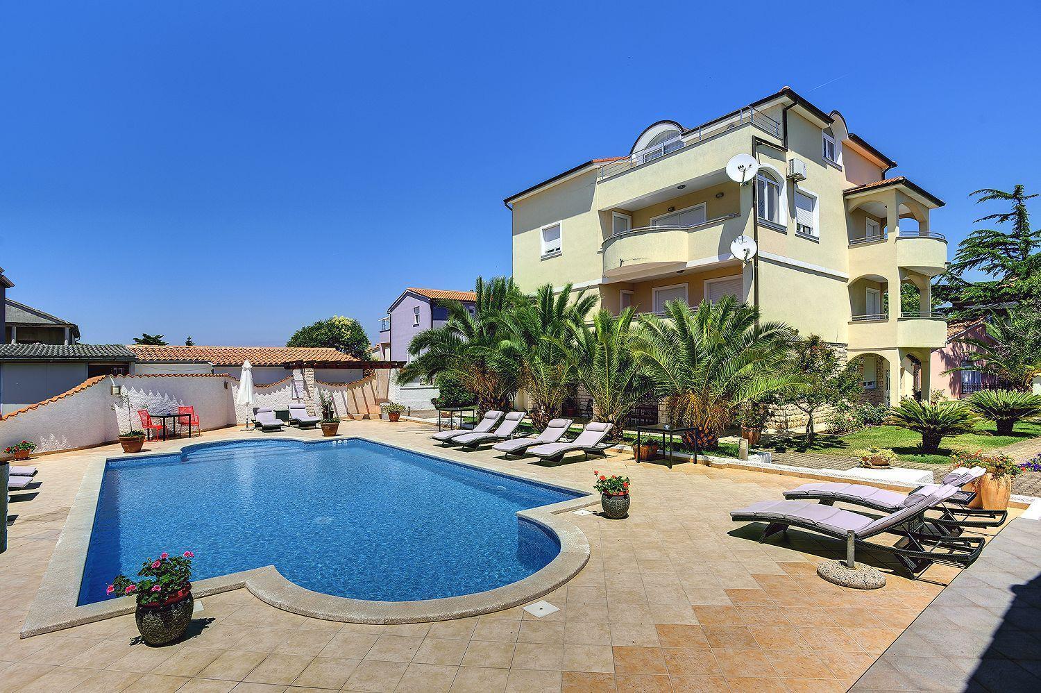 Zum Sandstrand Sind Es Wenige Gehminuten - Geniessen Sie Aber Auch Die Zeit Am Pool Medulin Exterior foto